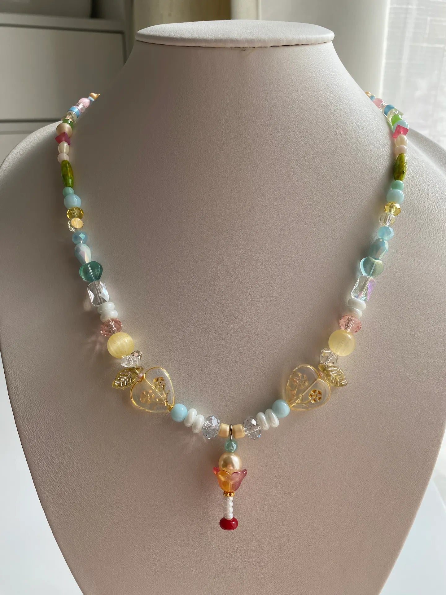 huibencraft-ice-cream-glass-beaded-necklace-on-model